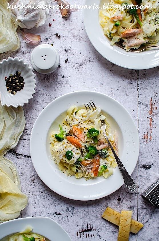 Tagliatelle z brokułem, cukinią i łososiem