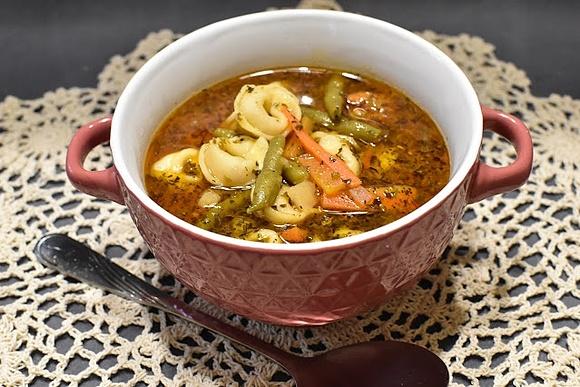 Warzywna zupa z tortellini
