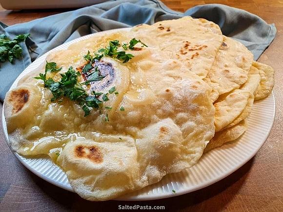 Chlebki naan - tradycyjne indyjskie pieczywo z pieca tandoor
