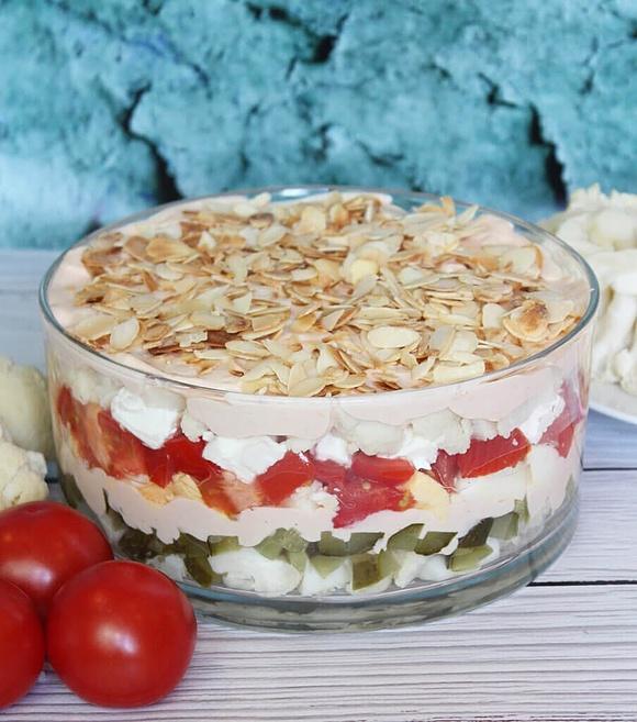 Warstwowa sałatka z kalafiora, jajkiem i serem feta