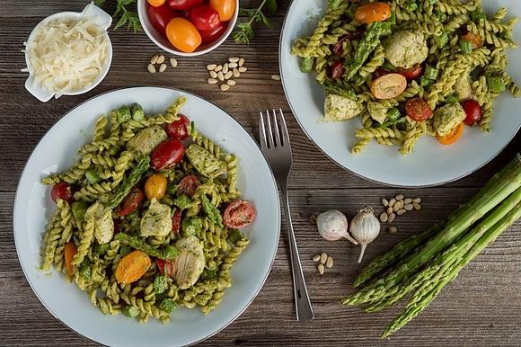 Makaron ze szparagami kurczakiem i zielonym pesto
