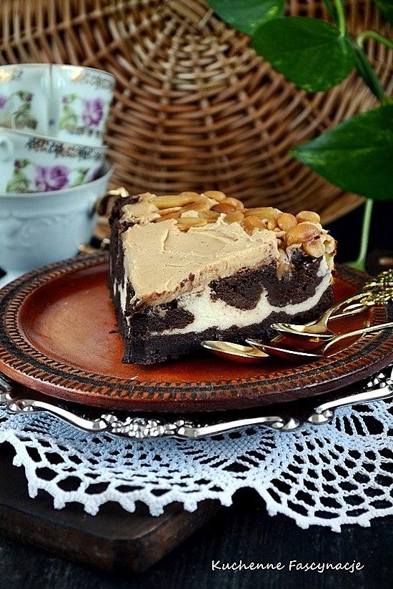 Sernik brownie wegański z masłem orzechowym i orzeszkami