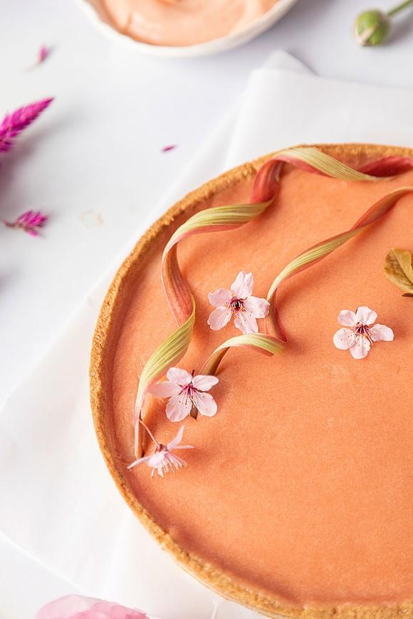 Minimalistyczna tarta z rabarbarem – lekkie ciasto na lato