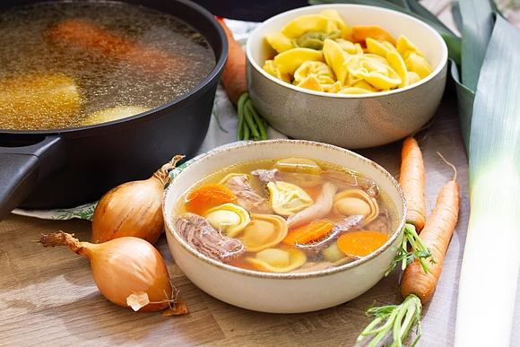 Rosół wołowo-drobiowy z tortellini