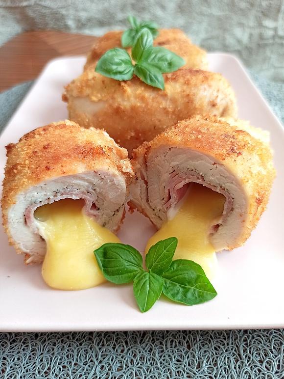 Kurczak cordon bleu w panierce z serem i szynką