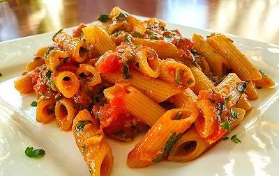 Makaron penne w pikantnym sosie pomidorowym