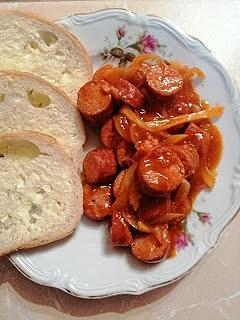 Kiełbasa z cebulką w sosie ketchupowym