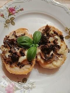 Bruschetta z pieczarkami i mozzarellą