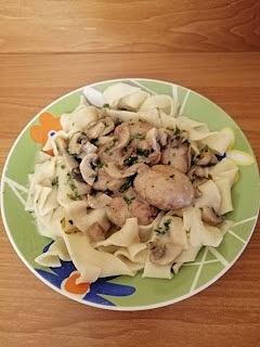 Pulpeciki w sosie pieczarkowym z domowym makaronem wstążka