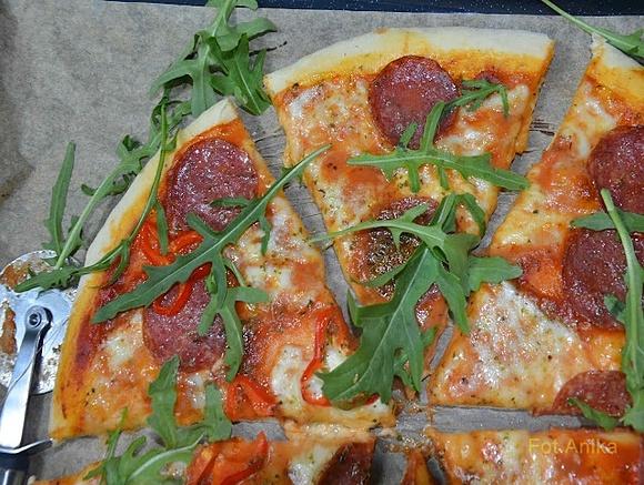 Pizza na cienkim cieście z salami i mozzarellą w kulce