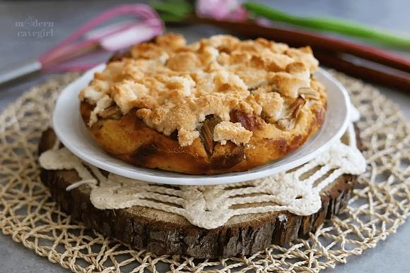 Keto ciasto drożdżowe z rabarbarem