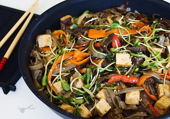 Makaron ryżowy z tofu i fenkułem