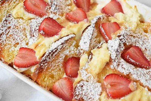 Pudding chlebowy na słodko z truskawkami