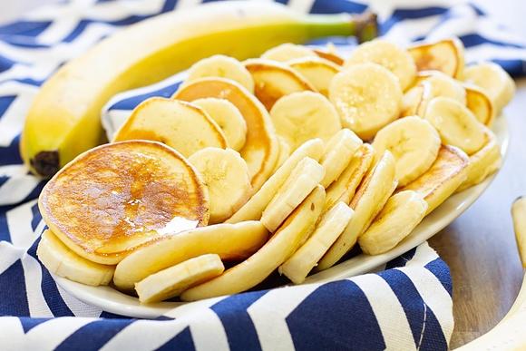 Placuszki jogurtowe z bananami i syropem klonowym
