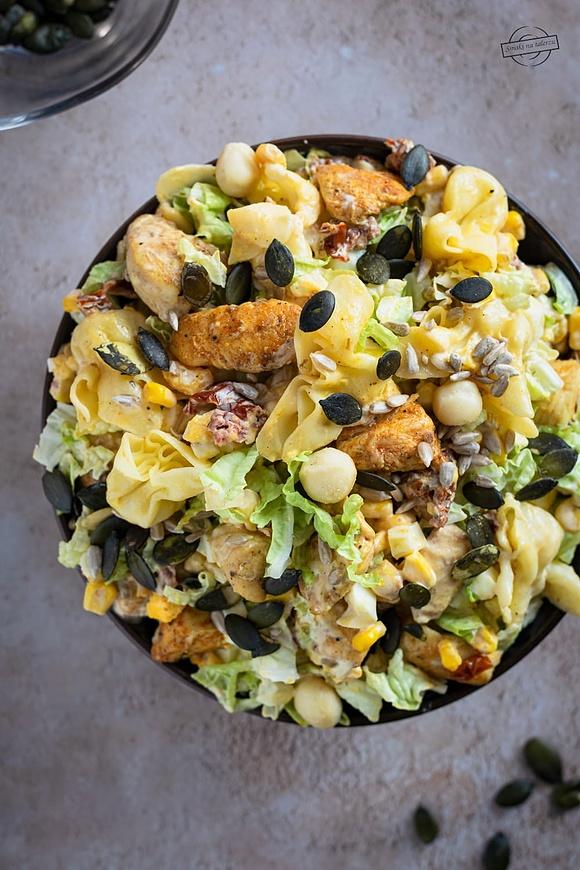 Sałatka z kurczakiem, tortellini i słonecznikiem