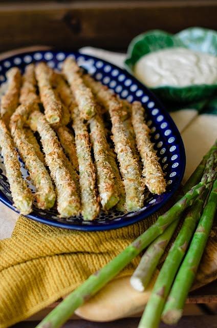 Pieczone szparagi panierowane w panko i parmezanie