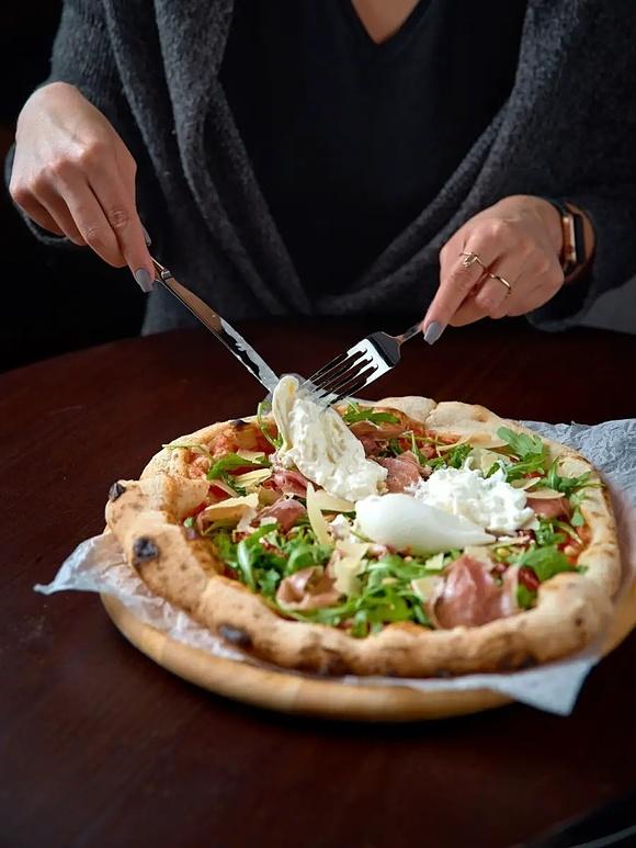 Pizza z burratą i rukolą składniki do wykwintnego dania