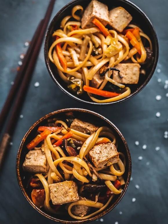 Makaron ryżowy z tofu - przepis azjatycki