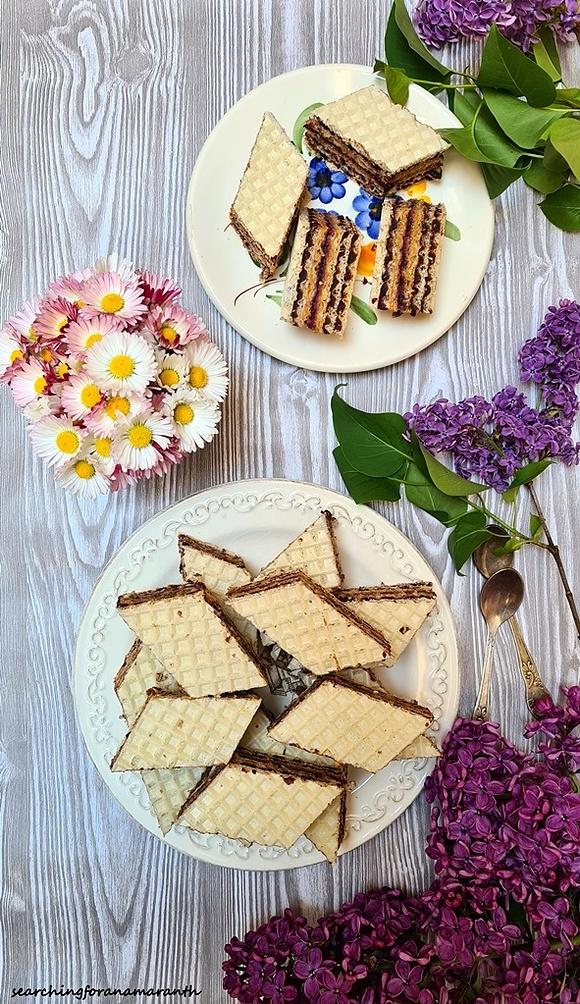 Wafle z kremem czekoladowym kajmakiem i dżemem jagodowym