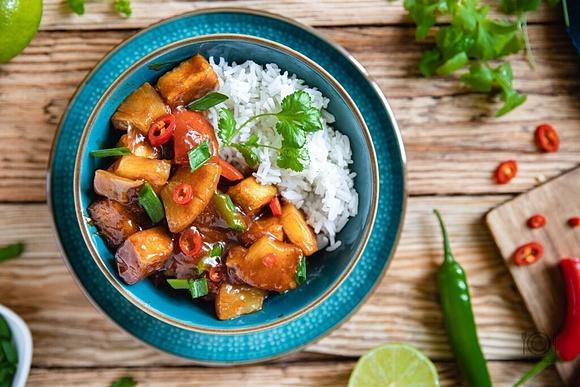 Tofu w sosie słodko-kwaśnym z papryką i ananasem