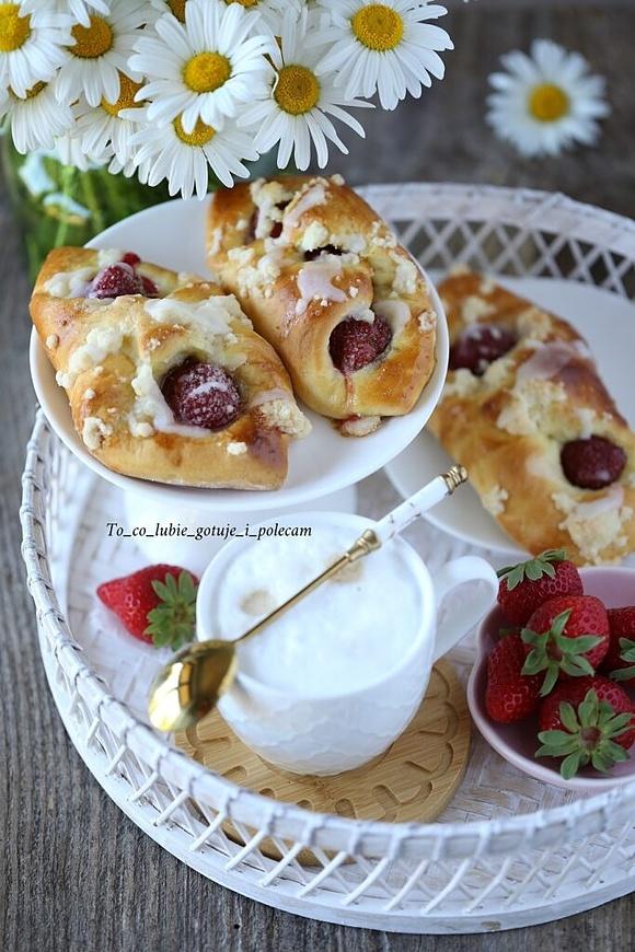 Drożdżówki z truskawkami i kruszonką
