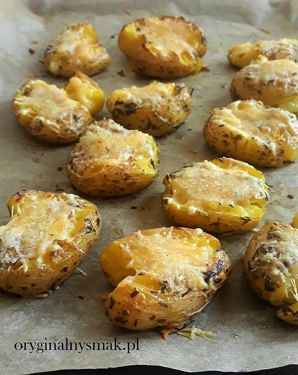Rozgniecione ziemniaki pieczone z parmezanem i czosnkiem niedźwiedzim