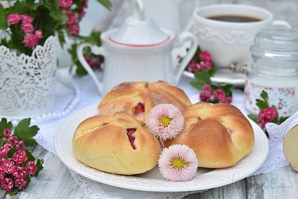 Drożdżówki kopertki z budyniem i truskawkami