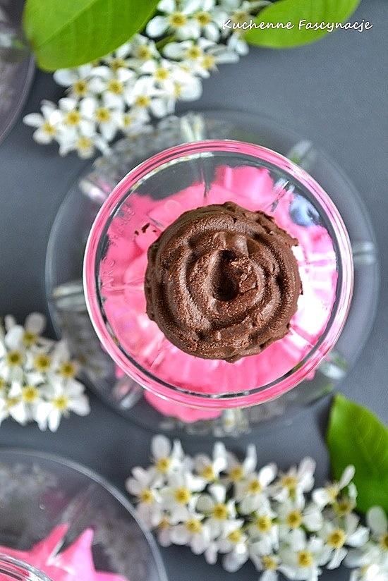 Babeczki jogurtowo-brownie bez pieczenia z dwóch składników