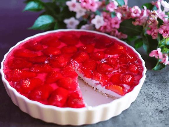 Keto ciasto z galaretką truskawkową i panna cottą