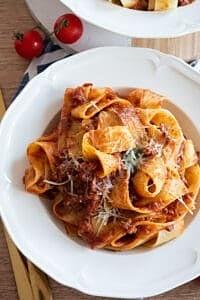 Tagliatelle al Ragu - włoskie danie z mięsem i makaronem