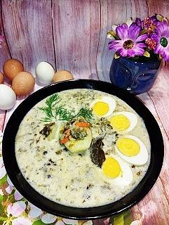 Zupa szczawiowa z połówkami ziemniaków