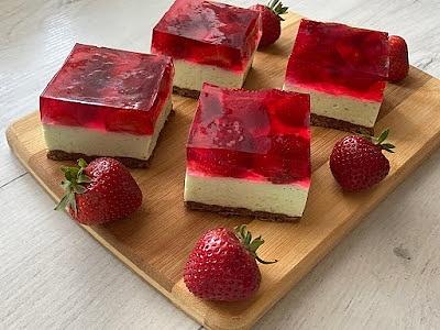Sernik bez pieczenia z galaretkami i truskawkami