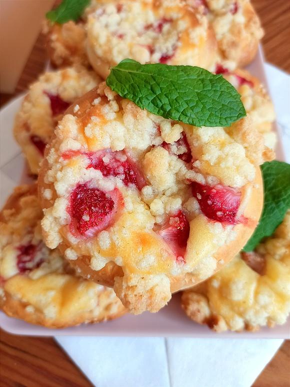 Drożdżówki z truskawkami i mascarpone
