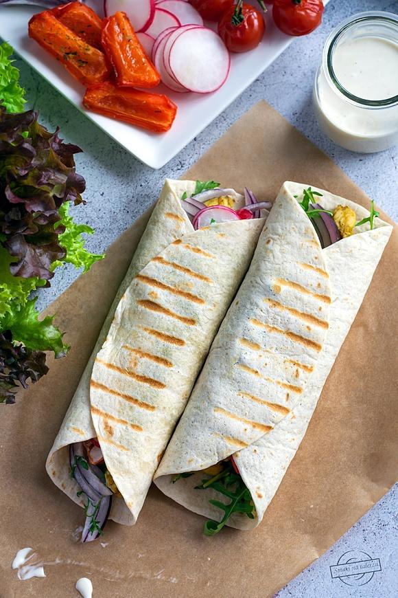 Tortilla z kurczakiem, pieczoną papryką i czerwoną cebulą