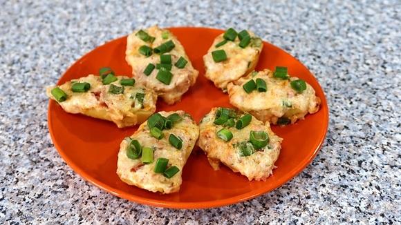 Pieczone ziemniaki z wędliną i serem