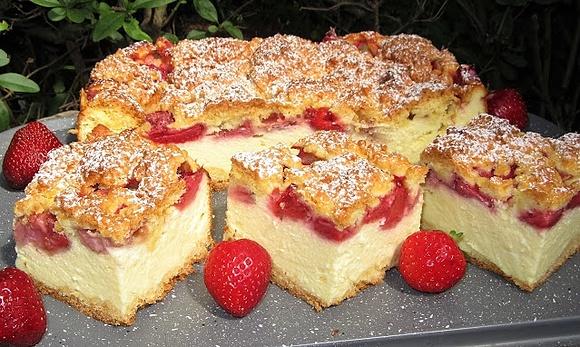 Sernik pieczony z truskawkami na kruchym cieście