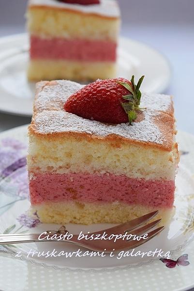 Ciasto biszkoptowe z masą truskawkową