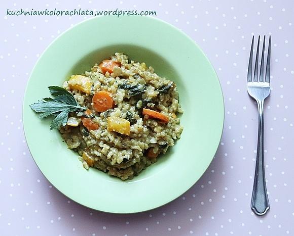 Risotto ze szpinakiem, marchewką, cukinią, kalarepą i żółtą papryką