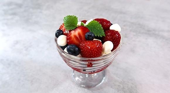 Deser z mascarpone, galaretką, owocami i bezikami