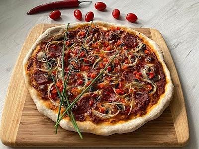 Pizza z pieczarkami i salami