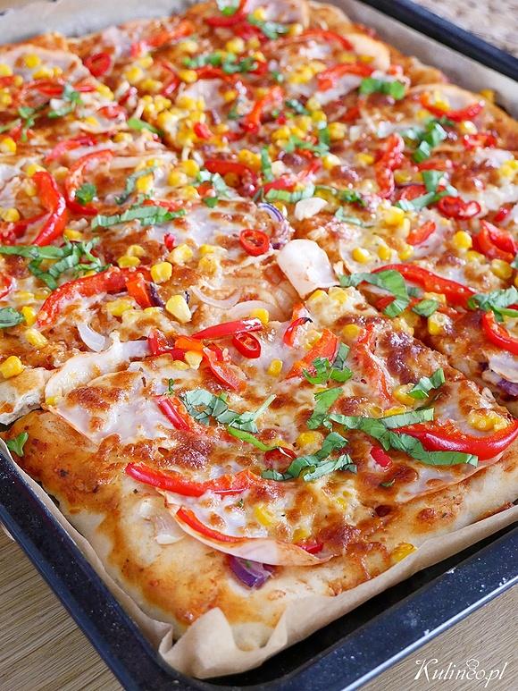 Domowa pizza z blachy – prosty przepis na szybkie ciasto i dodatki