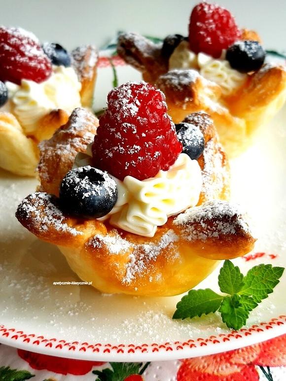 Koszyczki z ciasta francuskiego z owocami i bitą śmietaną