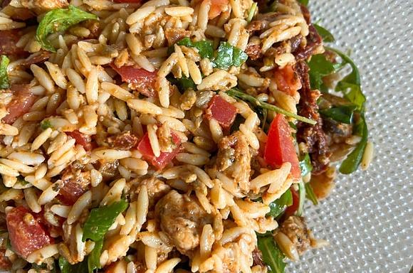 Sałatka pomidorowa z czerwonym pesto