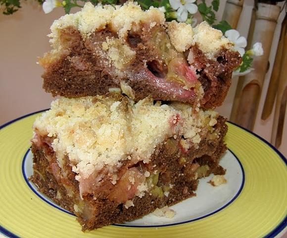Szybkie ciasto mieszane kakaowe z rabarbarem, truskawką i kruszonką
