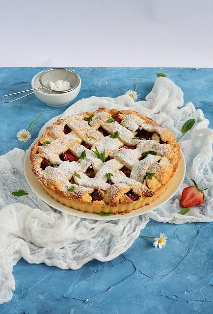 Tarta z truskawkami i rabarbarem