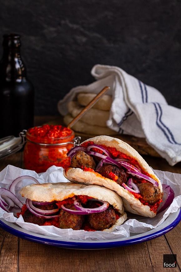 Ćevapi z ajwarem w pita
