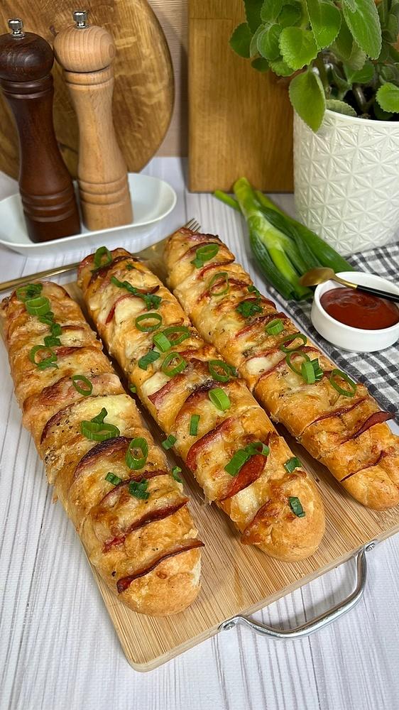 Zapiekane bagietki z salami i mozzarellą