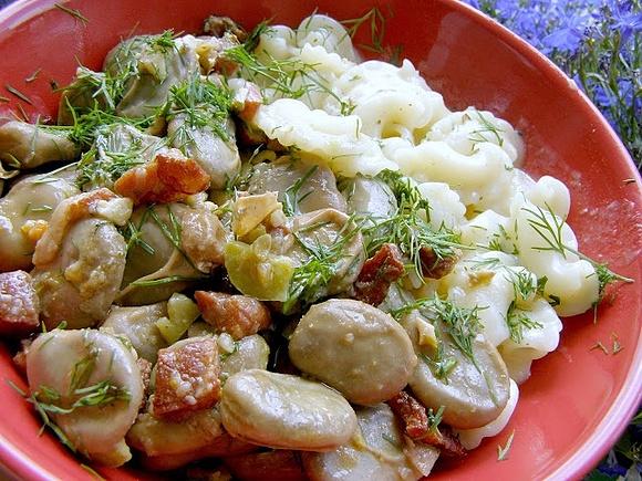 Pyszny bób z boczkiem i makaronem z serkiem topionym