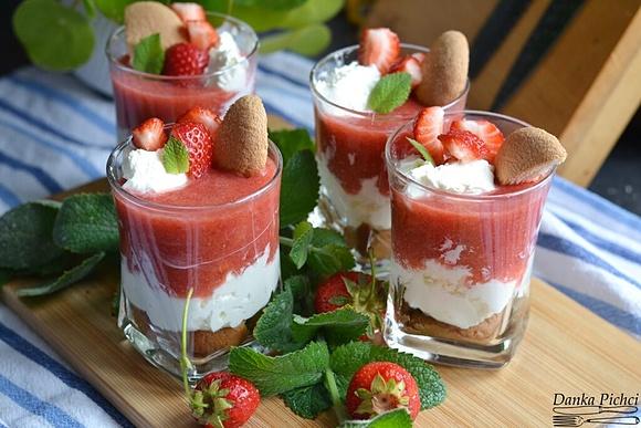 Truskawkowe tiramisu letni deser na bazie kremu śmietanowego