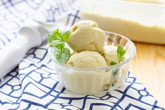 Lody rabarbarowe z mlekiem skondensowanym i limonką